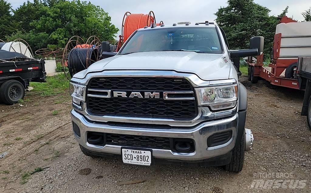 RAM 5500 شاحنات مسطحة/مفصلية الجوانب