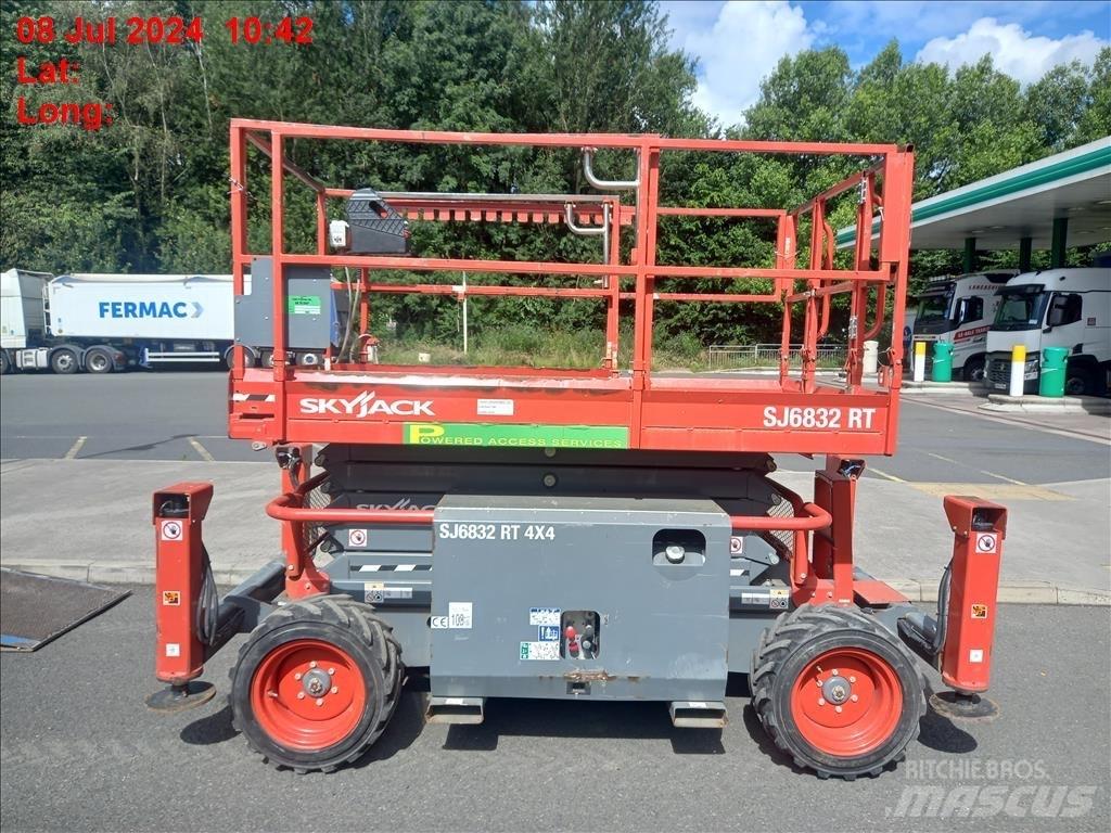SkyJack SJ 6832 RT رافعات مقصية الشكل