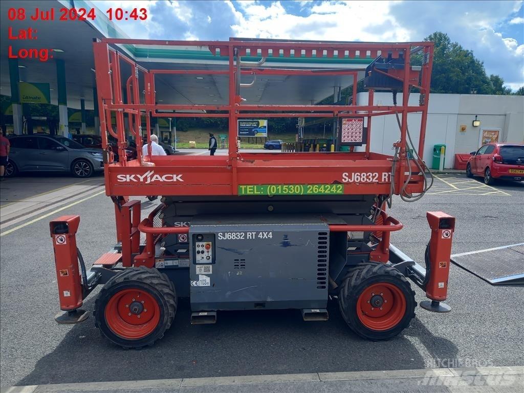 SkyJack SJ 6832 RT رافعات مقصية الشكل