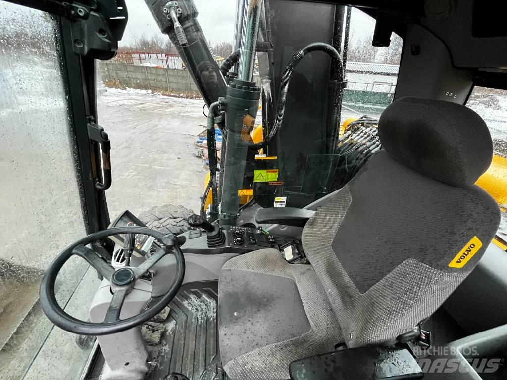 Volvo EW 140 C حفارات بعجل