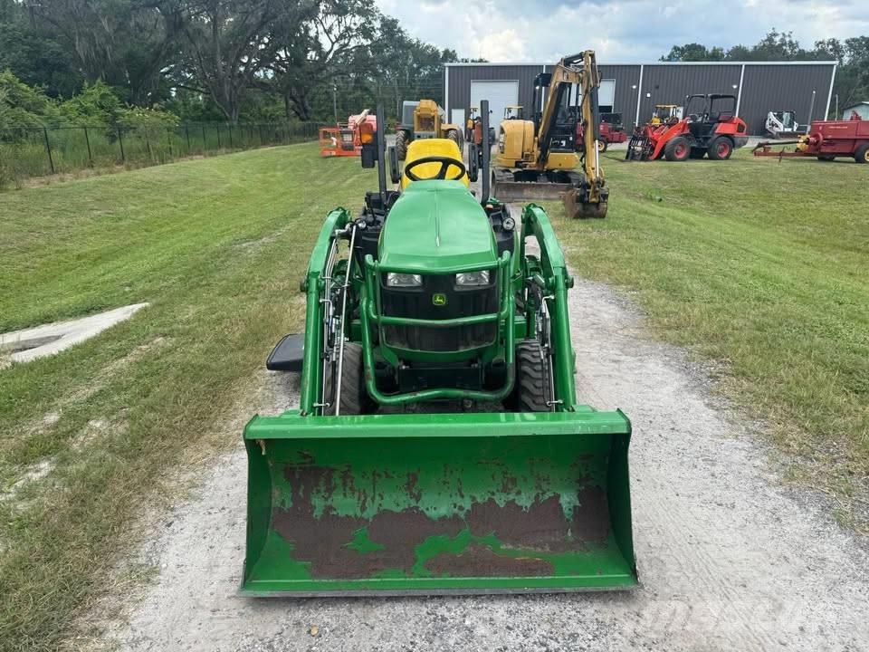 John Deere 1025 R الجرارات