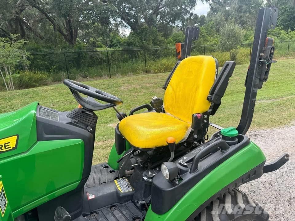 John Deere 1025 R الجرارات