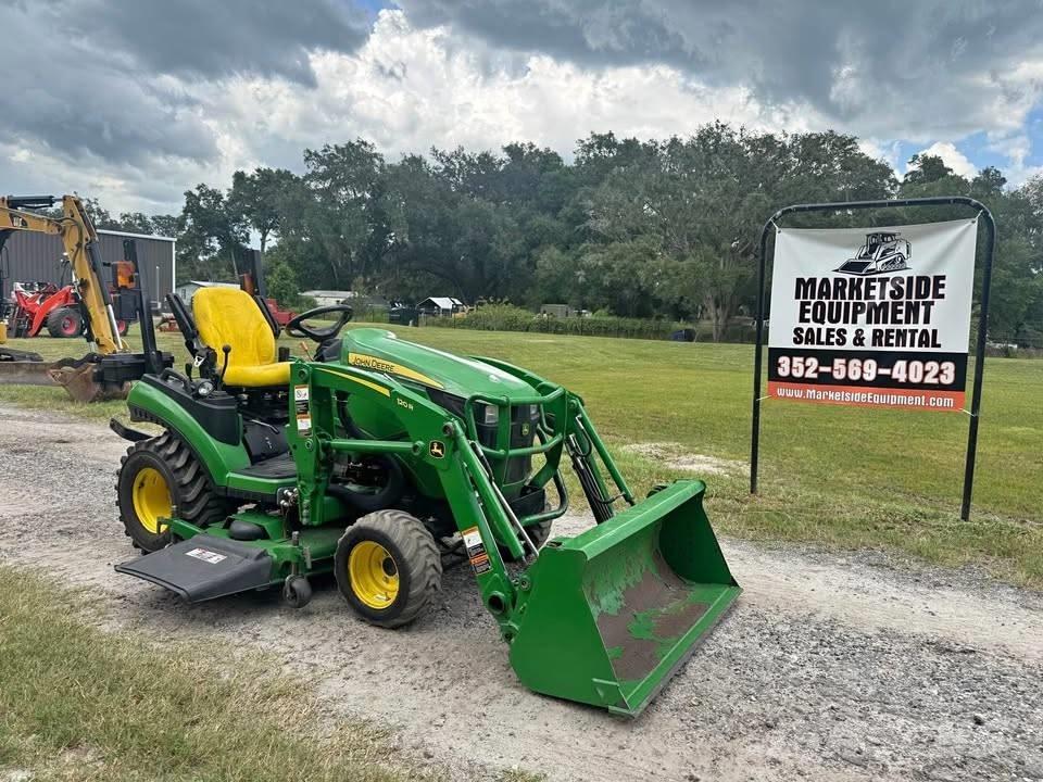 John Deere 1025 R الجرارات