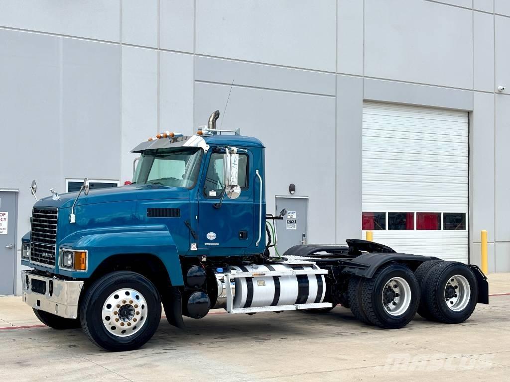 Mack Pinnacle وحدات الجر