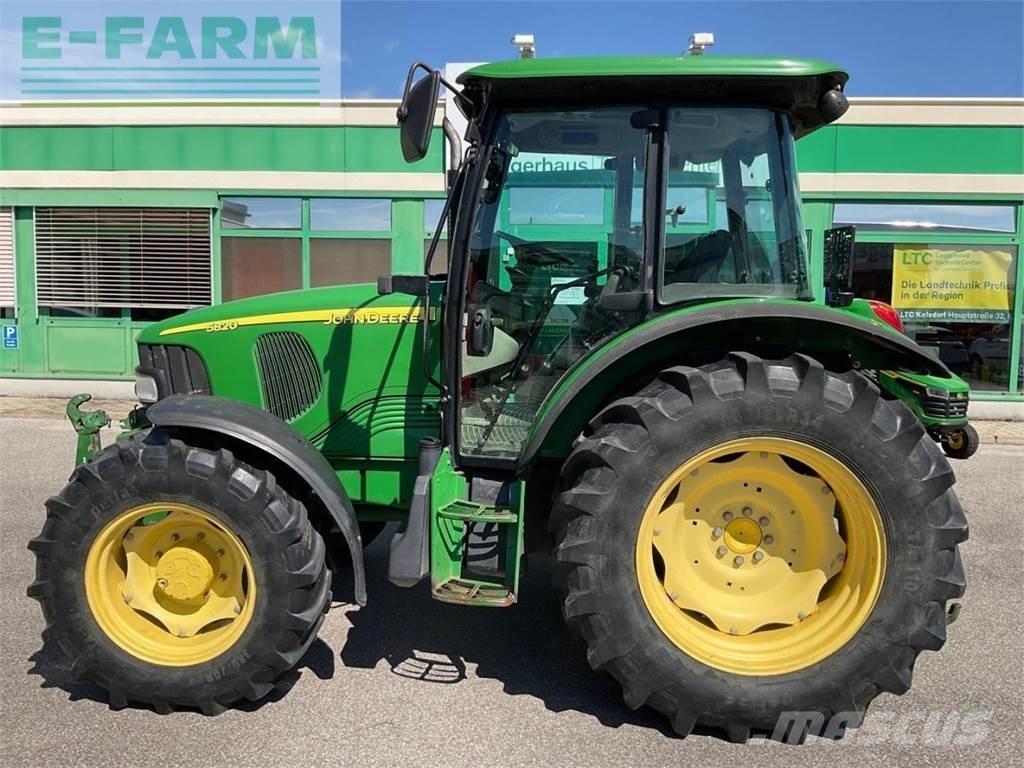 John Deere 5820 الجرارات