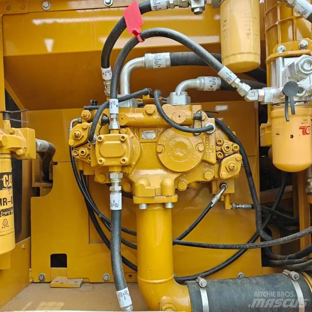 CAT 329 D حفارات زحافة