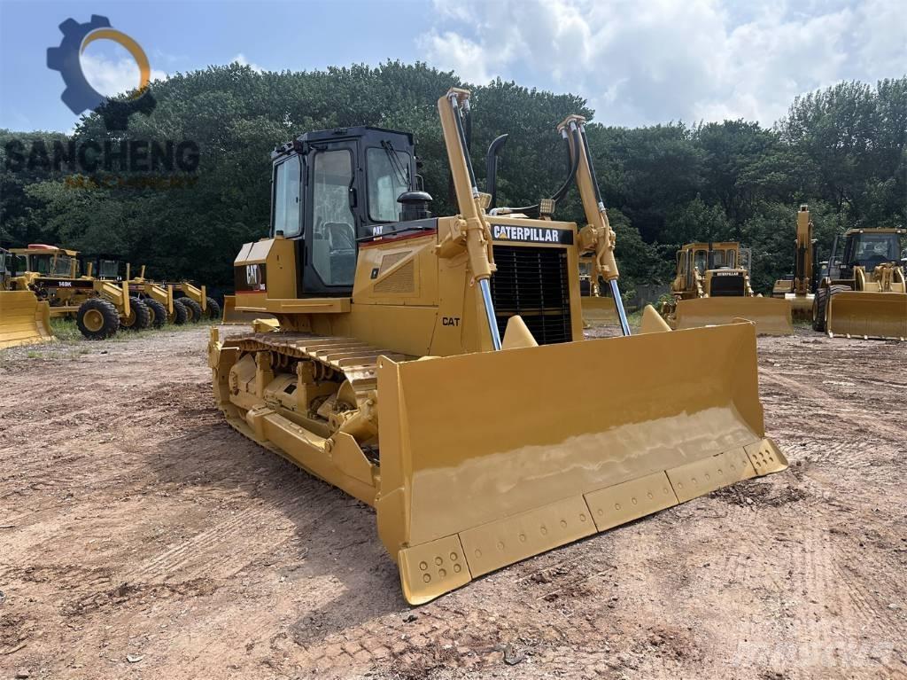 CAT D 6 G بلدوزرات مجنزرة