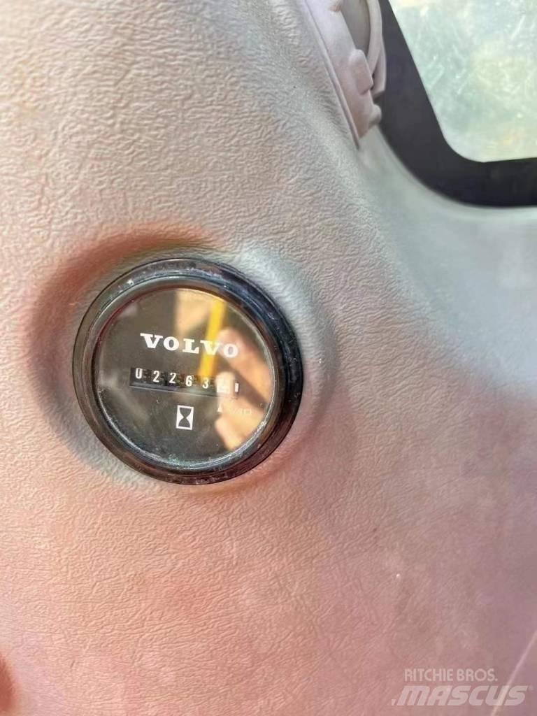 Volvo EC 220 DNL حفارات زحافة