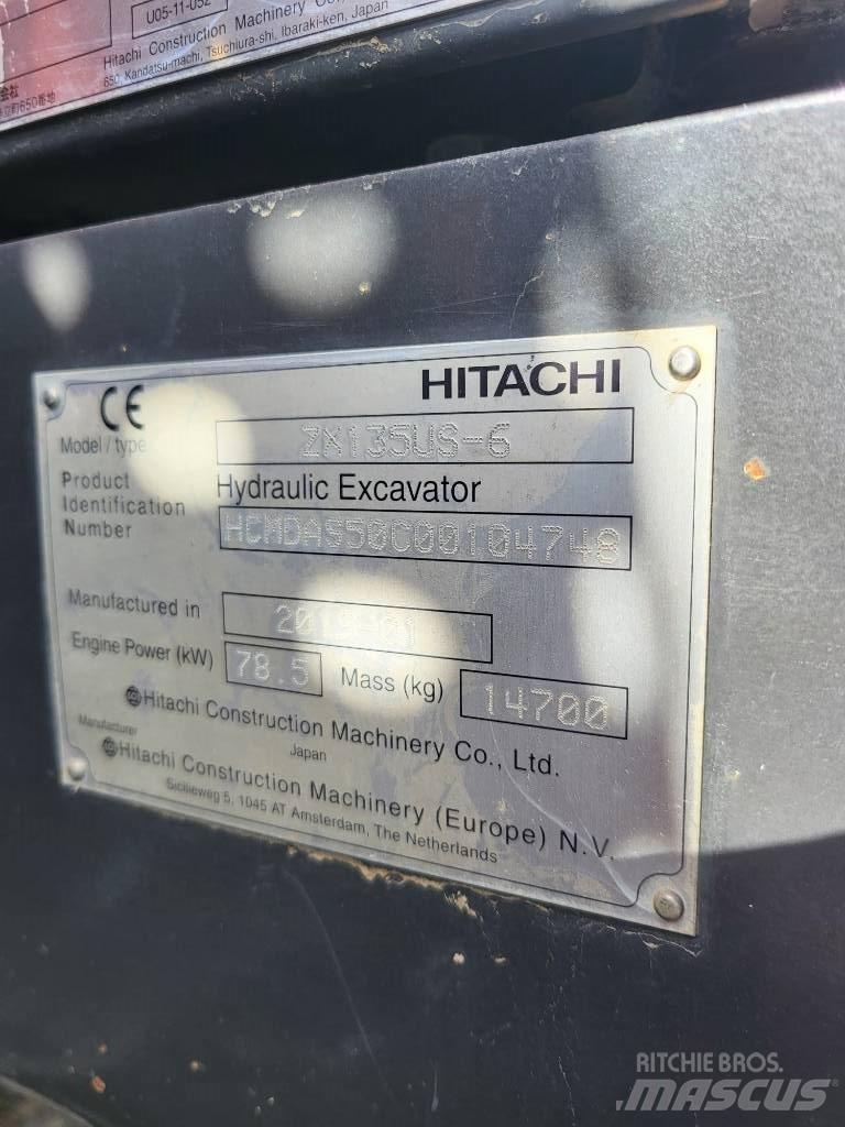 Hitachi ZX 135 US-6 حفارات زحافة