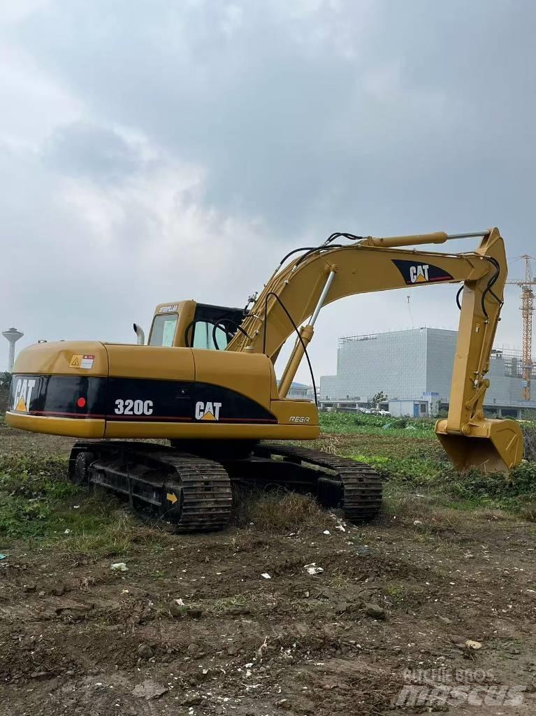 CAT 320 C حفارات زحافة