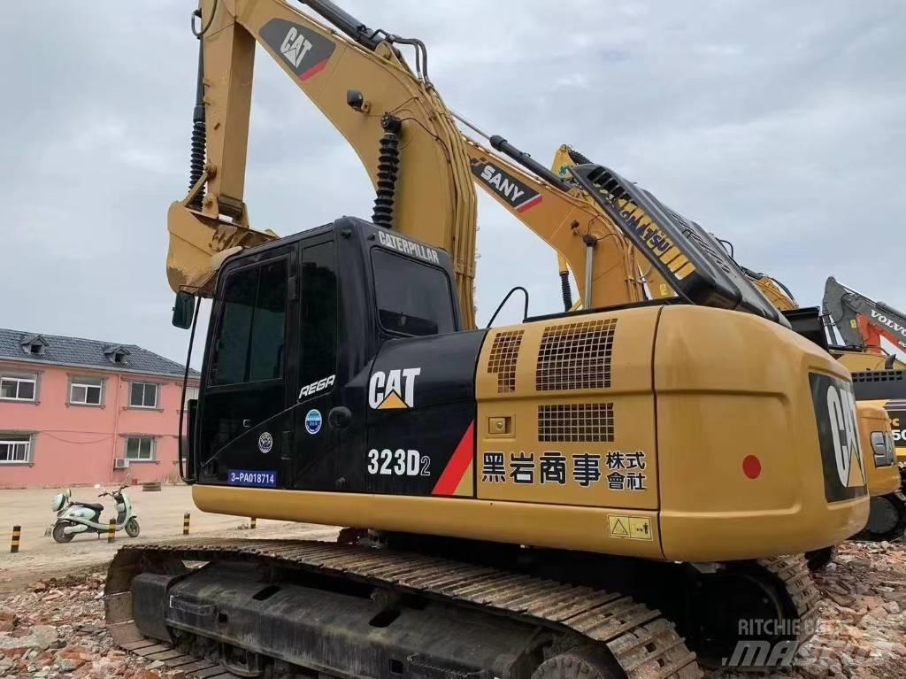 CAT 323 D L حفارات زحافة