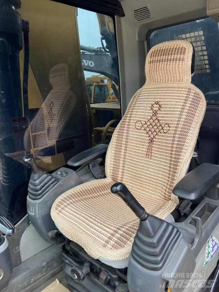 CAT 323 D L حفارات زحافة