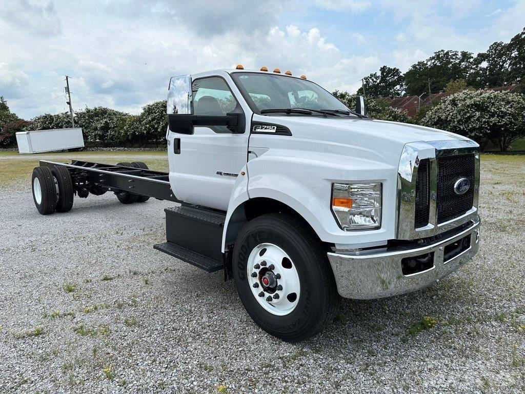 Ford F 750 شاحنات بمقصورة وهيكل