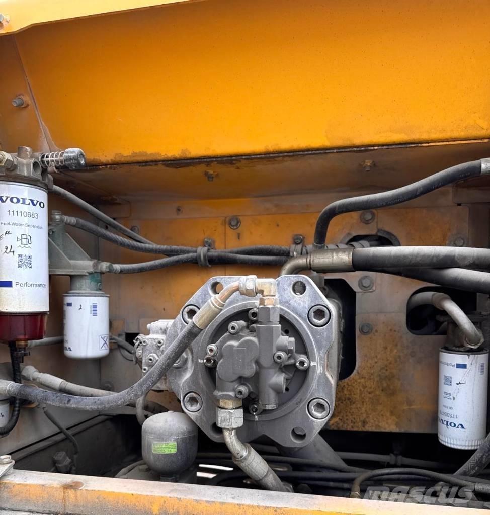 Volvo EC 300 D L حفارات زحافة