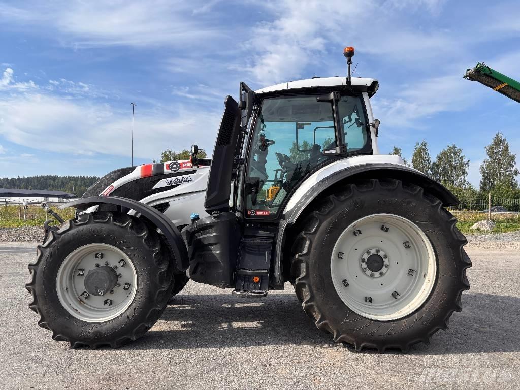 Valtra T215 Versu الجرارات