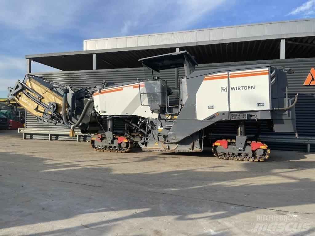 Wirtgen W 220 FI ماكينات الكشط البارد للأسفلت