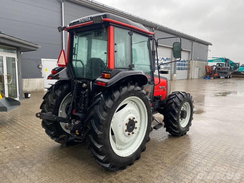 Valtra 700-4 الجرارات