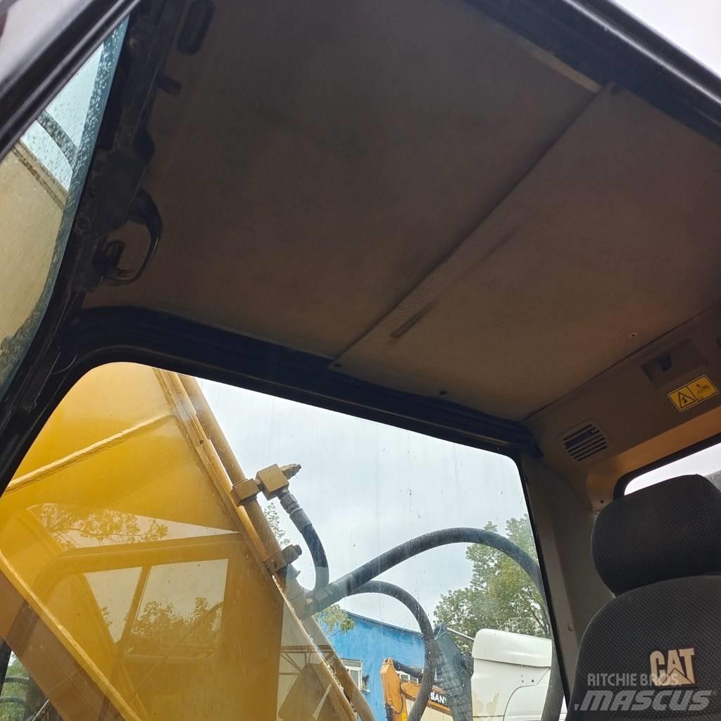 CAT 320 D حفارات زحافة