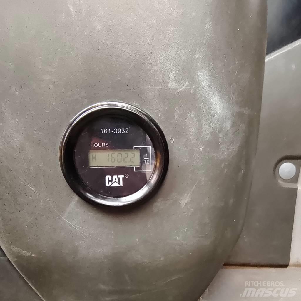 CAT 320 D حفارات زحافة