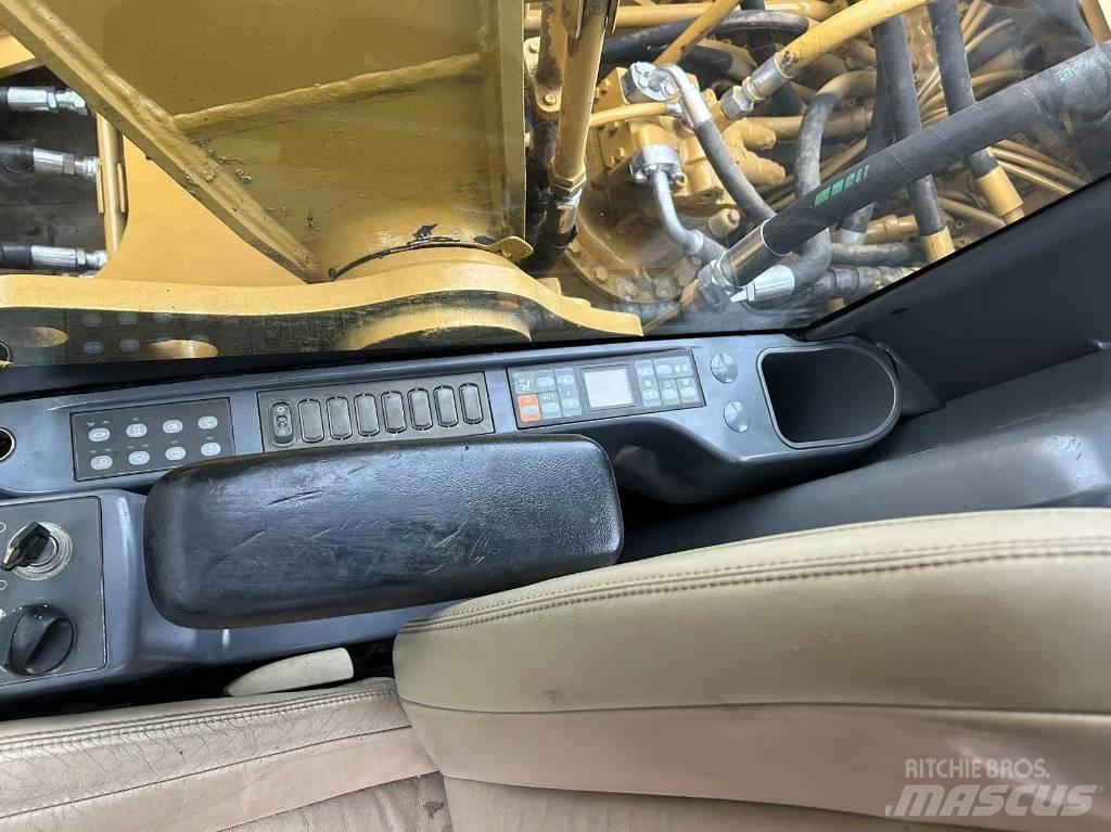 CAT 320 D حفارات زحافة