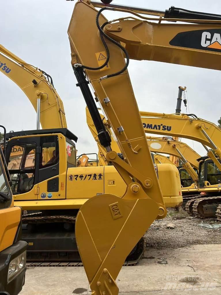 CAT 320 D حفارات زحافة