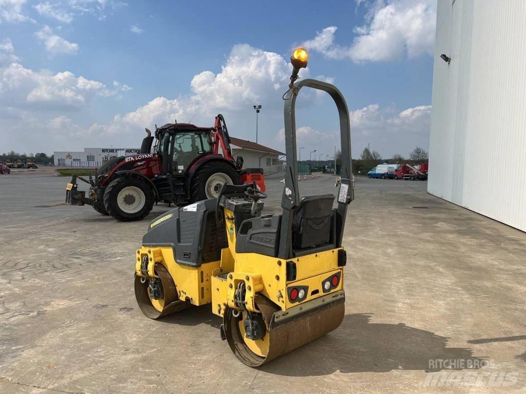 Bomag BW 100 AD M-5 مداحل ثنائية الاسطوانة