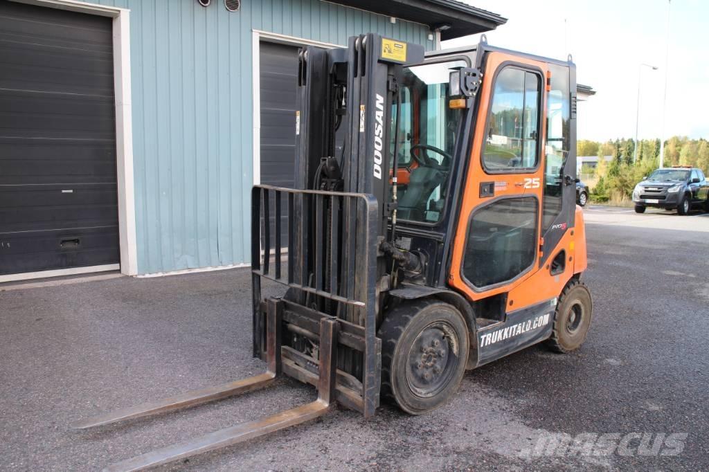 Doosan D 25 S شاحنات الديزل
