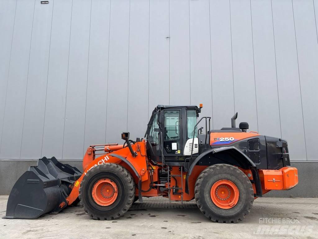Hitachi ZW 250-6 لوادر بعجل