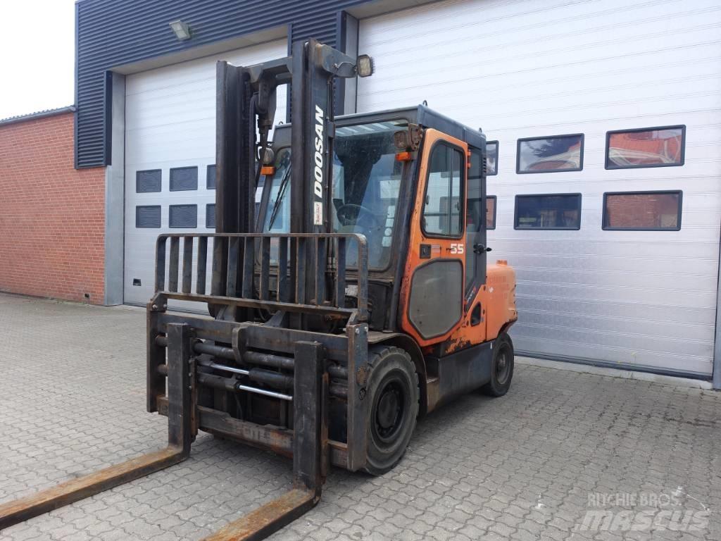 Doosan D 55 C-5 شاحنات الديزل