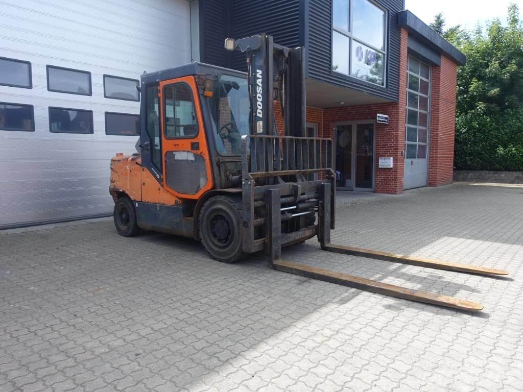 Doosan D 55 C-5 شاحنات الديزل