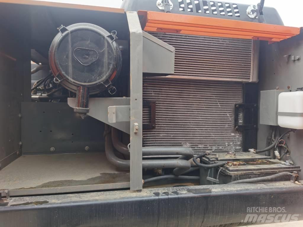 Hitachi ZX 200 حفارات زحافة
