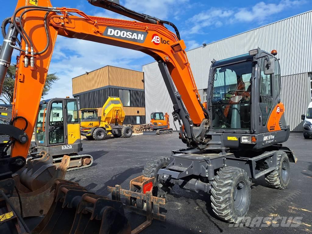 Doosan DX 57 W حفارات بعجل