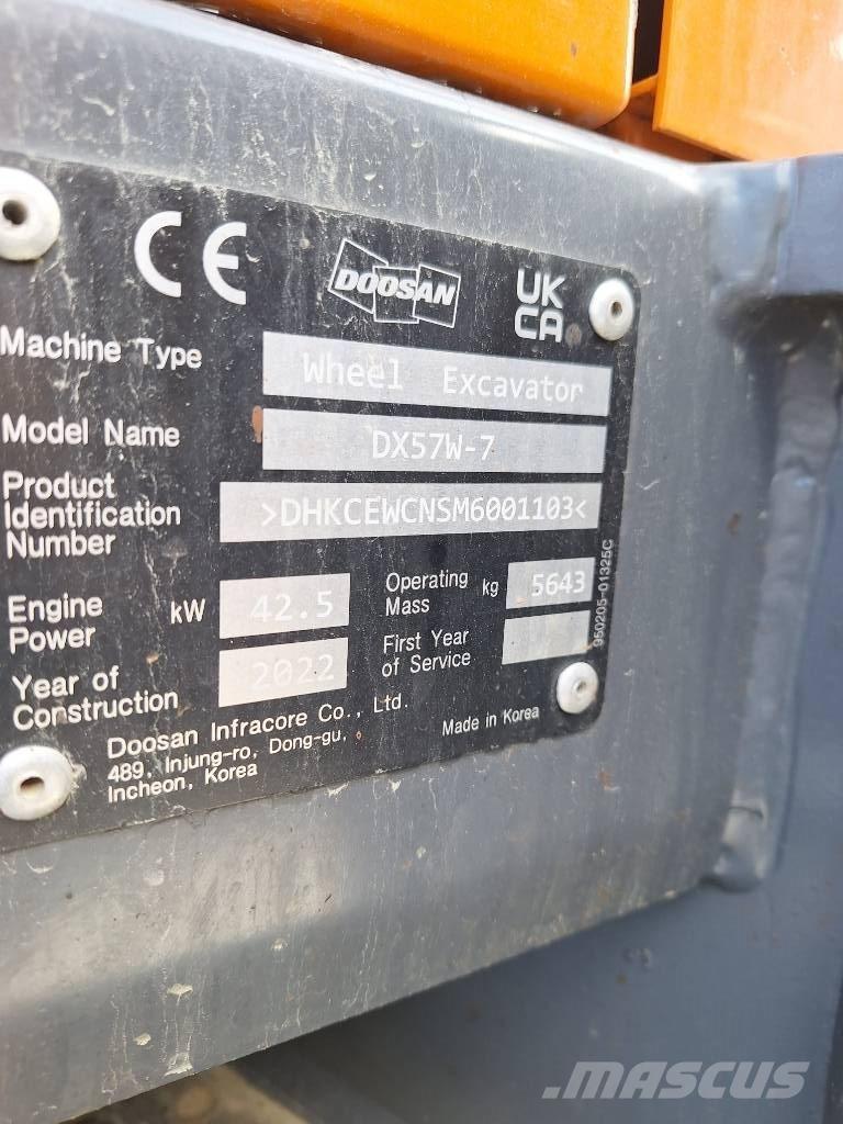Doosan DX 57 W حفارات بعجل