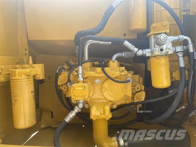 CAT 320D2 حفارات زحافة