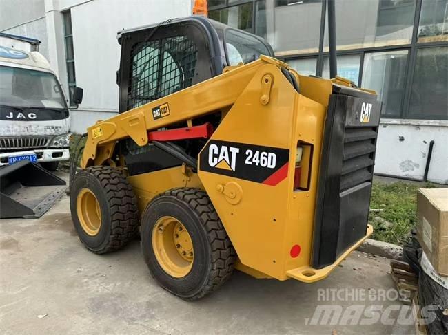 CAT 246 D لوادر انزلاقية التوجيه