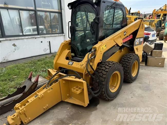 CAT 246 D لوادر انزلاقية التوجيه