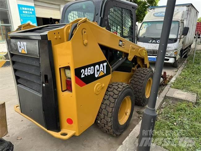 CAT 246 D لوادر انزلاقية التوجيه