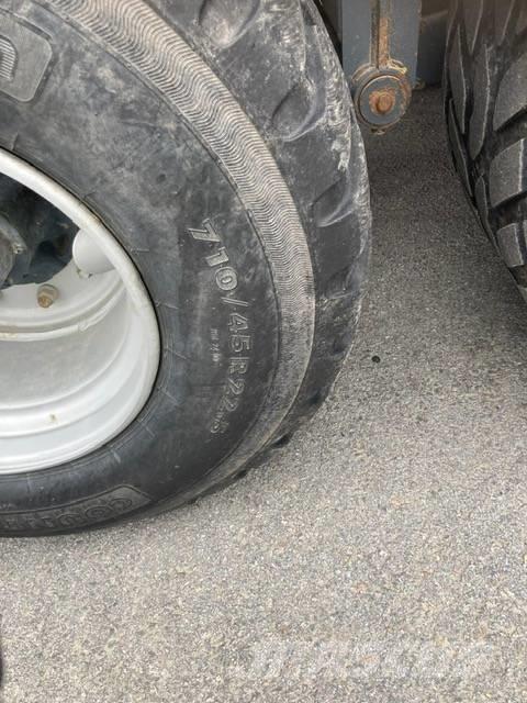 Junkkari J 18 مقطورات قلابة