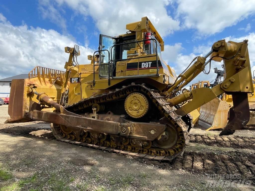 CAT D 9 T بلدوزرات مجنزرة