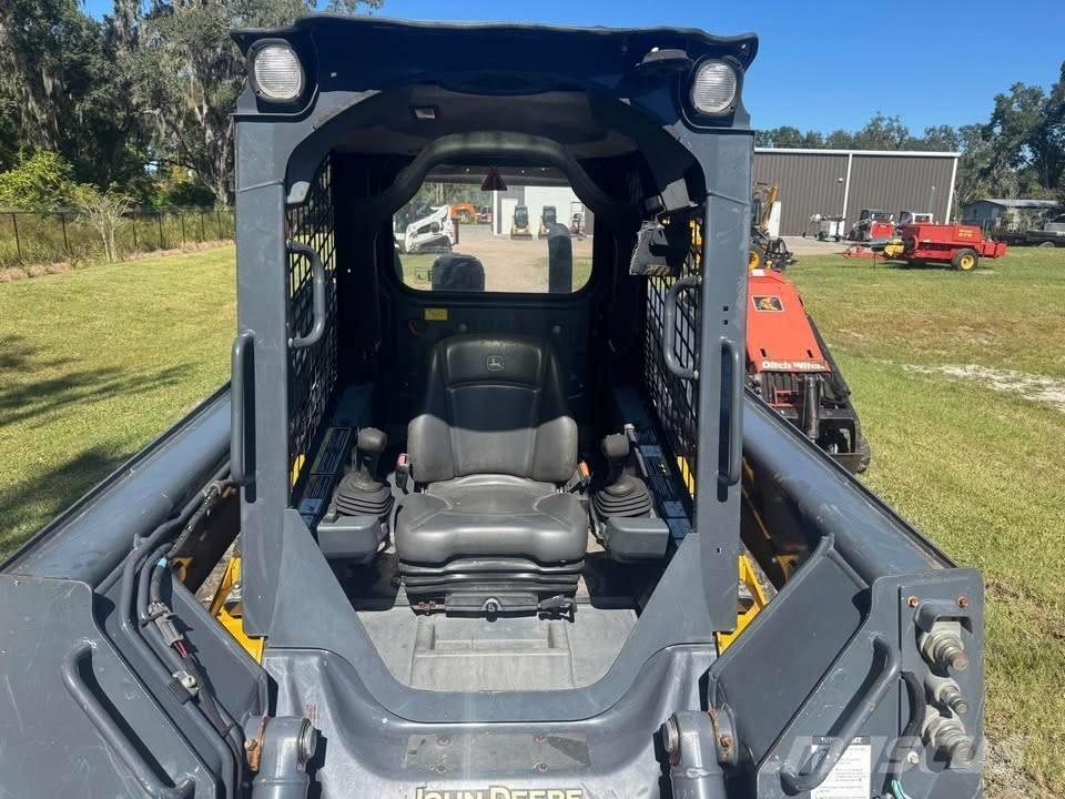 John Deere 325 لوادر انزلاقية التوجيه