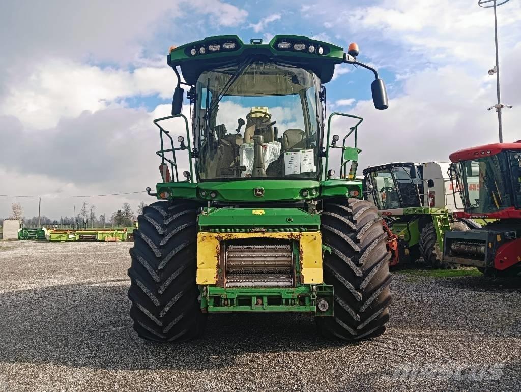 John Deere 8800 علافات ذاتية الدفع