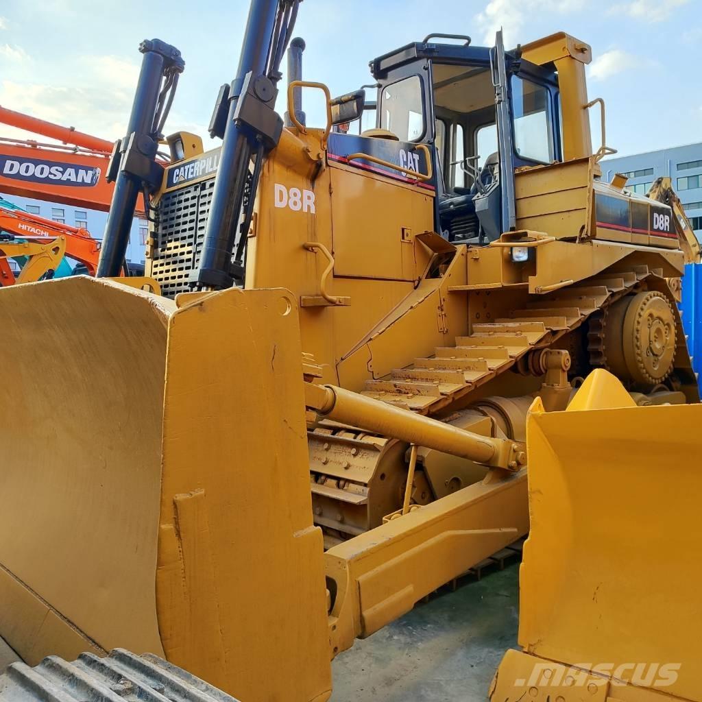 CAT D 8 R بلدوزرات مجنزرة