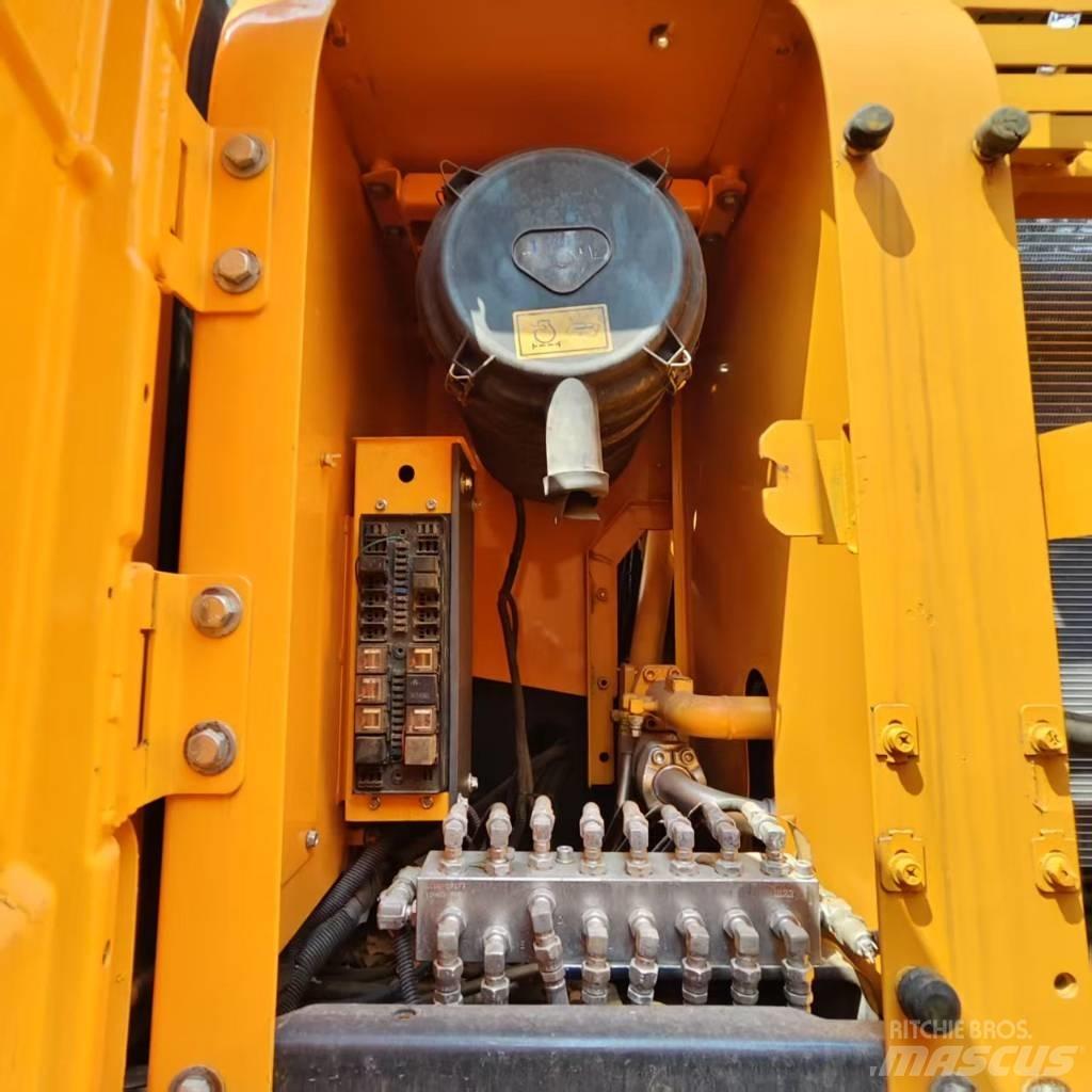 Hyundai Robex 300 LC حفارات زحافة