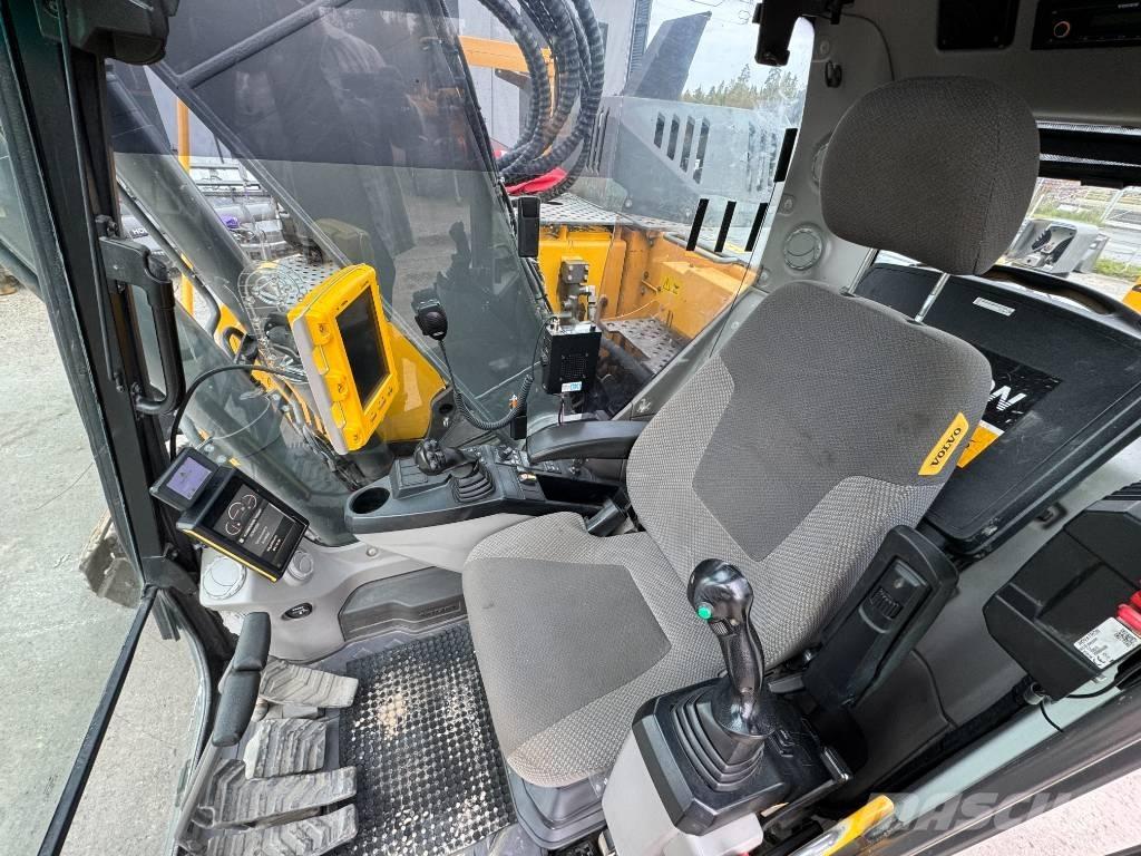 Volvo ECR 235 E حفارات زحافة