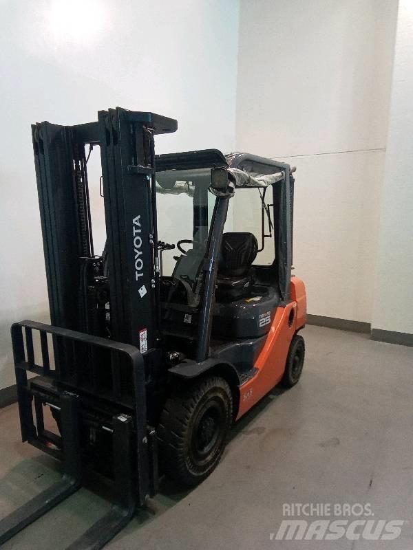 Toyota 8 FDF 25 شاحنات الديزل