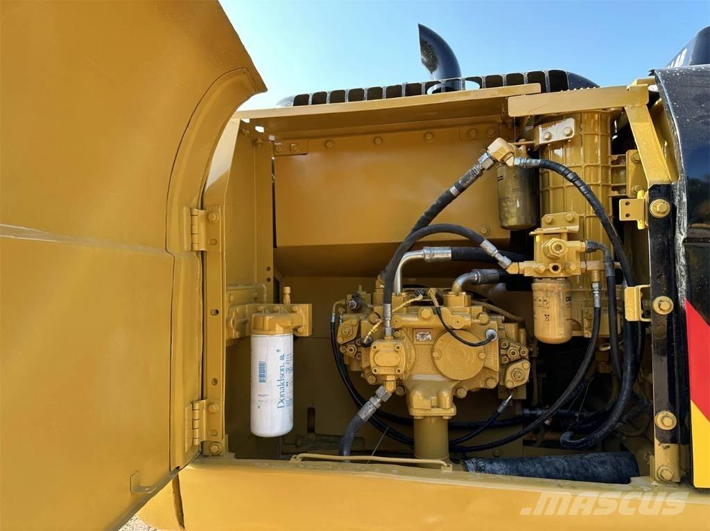 CAT 320 D حفارات زحافة