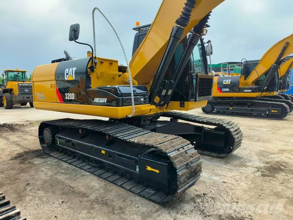 CAT 320 D حفارات زحافة