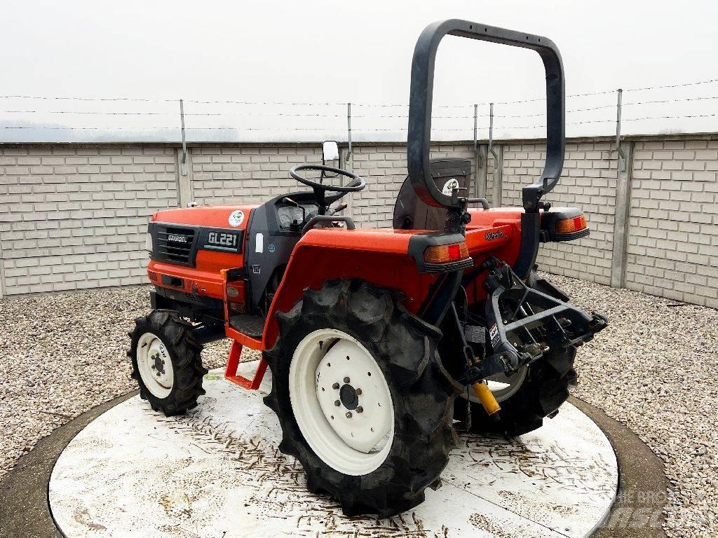 Kubota GL221 الجرارات