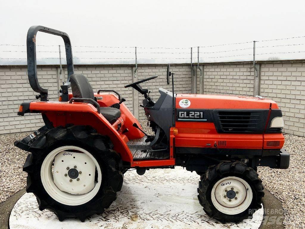 Kubota GL221 الجرارات