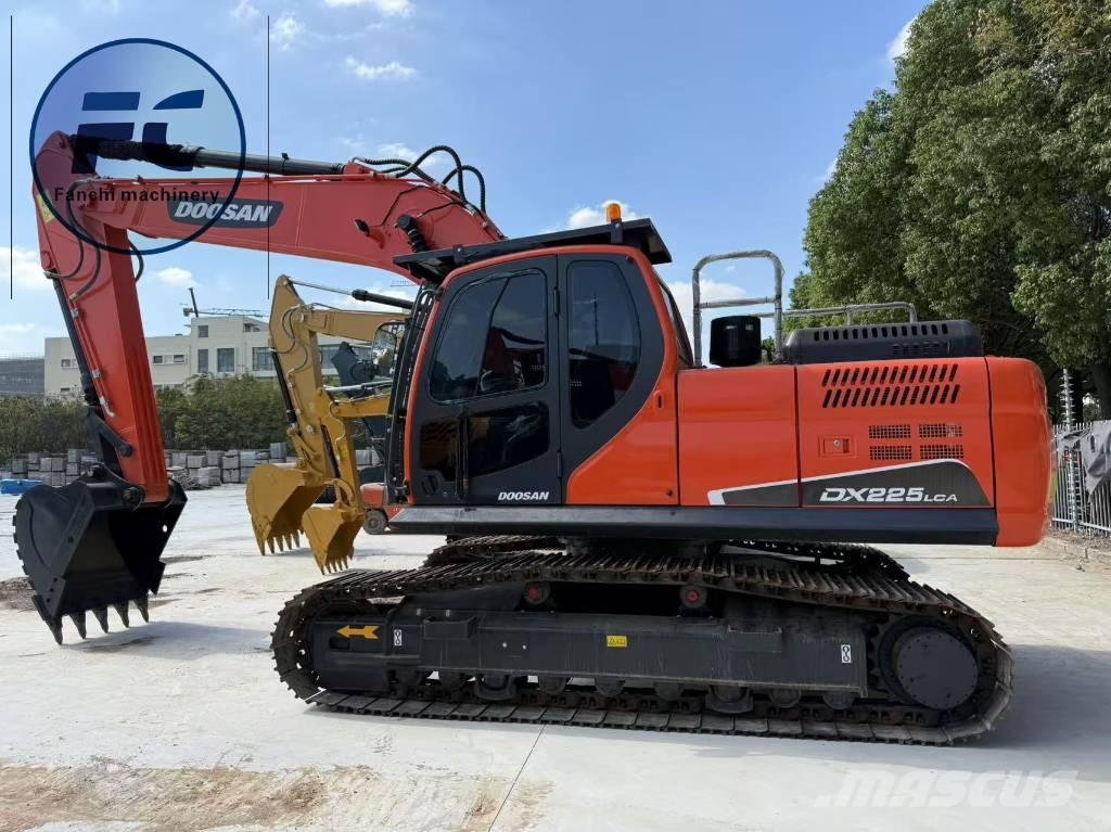 Doosan DX 225 LC حفارات زحافة